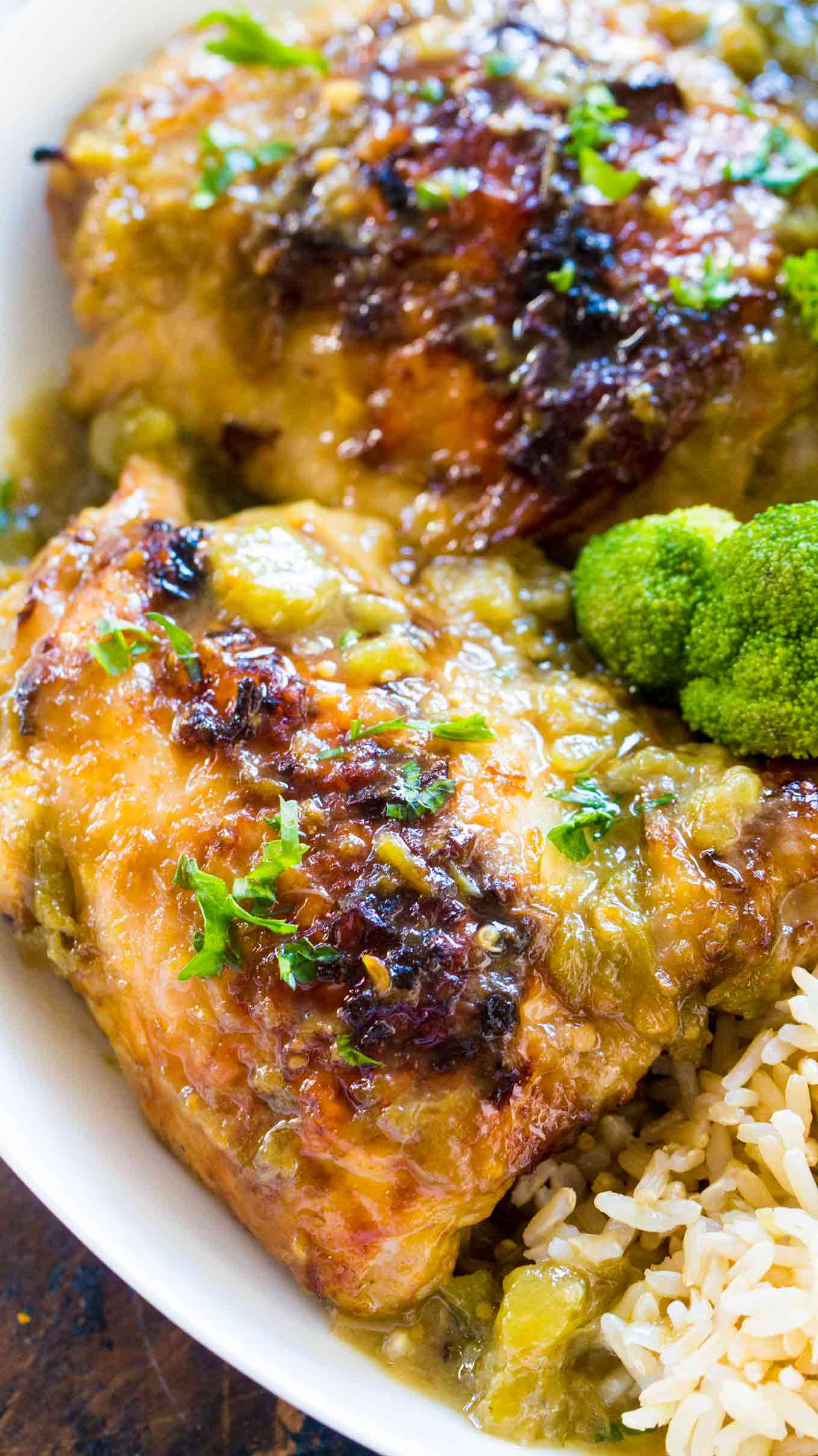 Easy Salsa Verde Chicken is such an easy and juicy way to prepare chicken in just 30 minutes with just 5 ingredients in one pan.