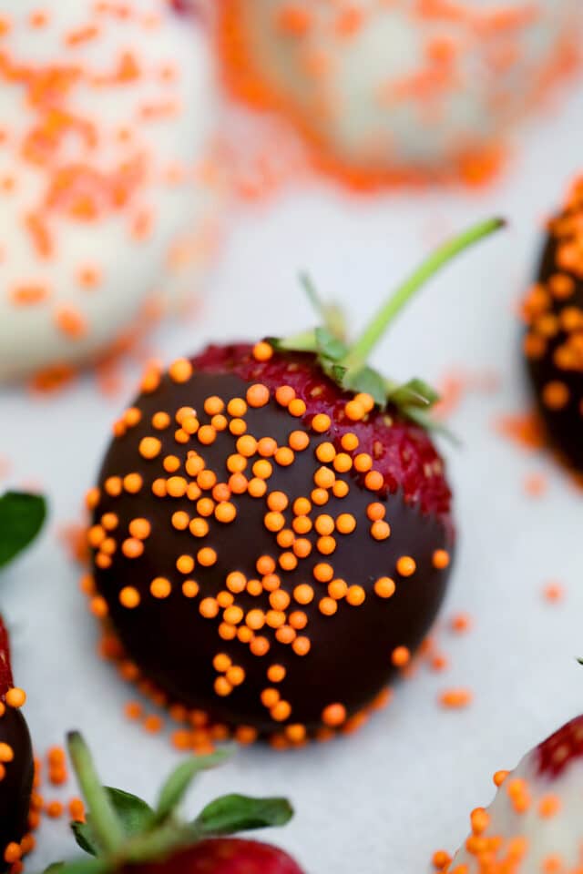 Halloween Chocolate Dipped Strawberries make for a refreshingly sweet and slightly tangy dessert using our favorite berries. Even kids can help prepare these! #halloween #strawberries #fallrecipes #30minutemeals #healthyrecipes