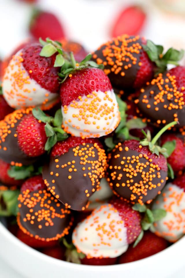 Halloween Chocolate Dipped Strawberries make for a refreshingly sweet and slightly tangy dessert using our favorite berries. Even kids can help prepare these! #halloween #strawberries #fallrecipes #30minutemeals #healthyrecipes