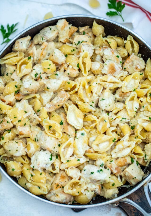 One Pan Chicken Alfredo is an easy chicken dinner dish that is ready in about 30 minutes. #chickenfoodrecipes #chickenrecipes #30minutemeals #alfredosauce #pastarecipes