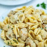 One Pan Chicken Alfredo is an easy chicken dinner dish that is ready in about 30 minutes. #chickenfoodrecipes #chickenrecipes #30minutemeals #alfredosauce #pastarecipes