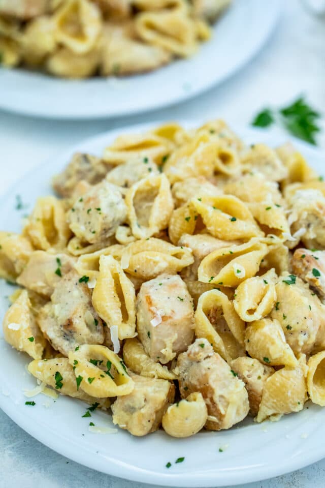 One Pan Chicken Alfredo is an easy chicken dinner dish that is ready in about 30 minutes. #chickenfoodrecipes #chickenrecipes #30minutemeals #alfredosauce #pastarecipes