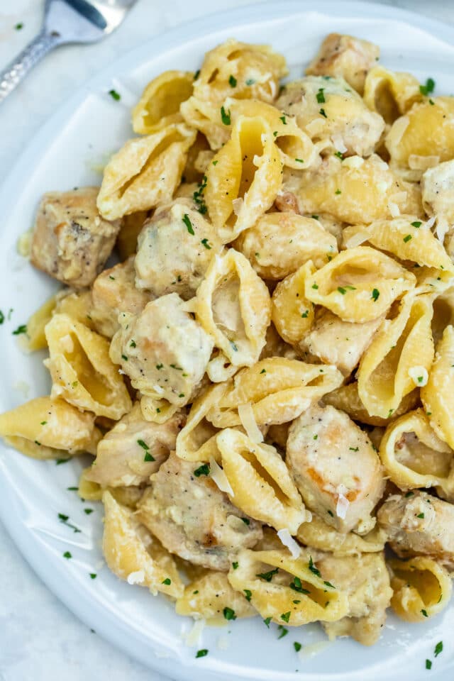 One Pan Chicken Alfredo is an easy chicken dinner dish that is ready in about 30 minutes. #chickenfoodrecipes #chickenrecipes #30minutemeals #alfredosauce #pastarecipes