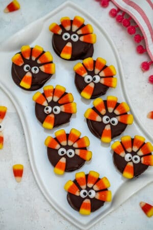 Oreo Turkey Cookies are super fun to make, and pretty much essential for Halloween or Thanksgiving holidays. #oreo #nobake #halloween #dessertrecipes #30minutemeals
