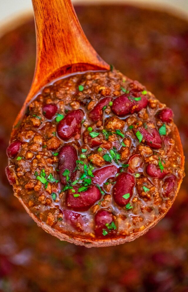 30 Minute Chili Recipe is a hearty and comfort meal made with ground beef, crushed tomatoes, and ready in only 30 minutes. #chili #30minutechili #chilirecipe #dinnerideas #30minutemeals