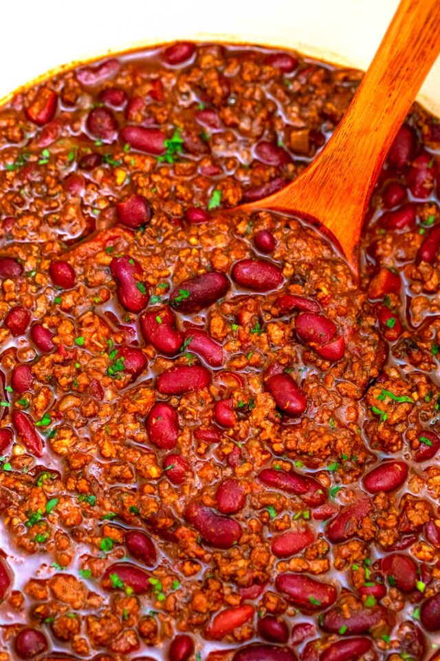 30 Minute Chili Recipe is a hearty and comfort meal made with ground beef, crushed tomatoes, and ready in only 30 minutes. #chili #30minutechili #chilirecipe #dinnerideas #30minutemeals
