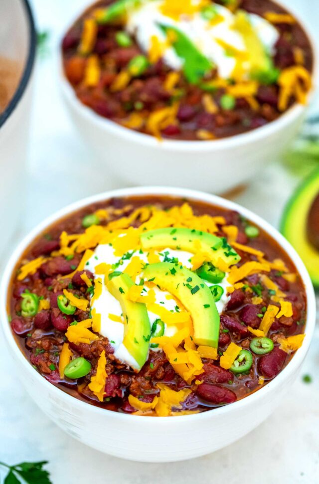 30 Minute Chili Recipe is a hearty and comfort meal made with ground beef, crushed tomatoes, and ready in only 30 minutes. #chili #30minutechili #chilirecipe #dinnerideas #30minutemeals