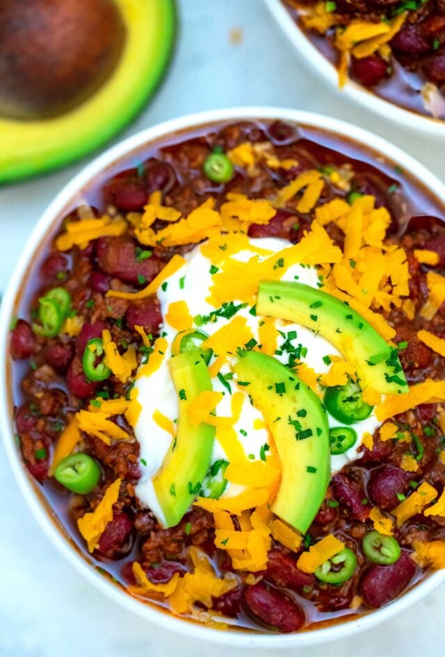 30 Minute Chili Recipe is a hearty and comfort meal made with ground beef, crushed tomatoes, and ready in only 30 minutes. #chili #30minutechili #chilirecipe #dinnerideas #30minutemeals