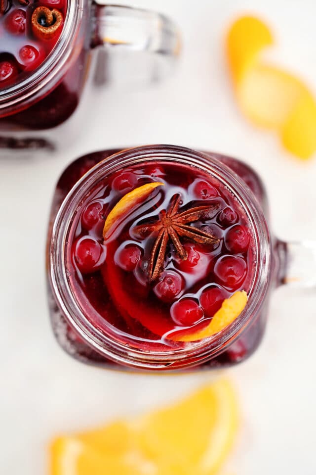 Orange Cranberry Sangria bursts with flavors reminiscent of autumn and winter! This makes for the perfect cocktail for upcoming holidays, with hints of orange and spices! #sangria #cranberrysangria #30minutemeals #fallrecipes #thanksgiving #christmas