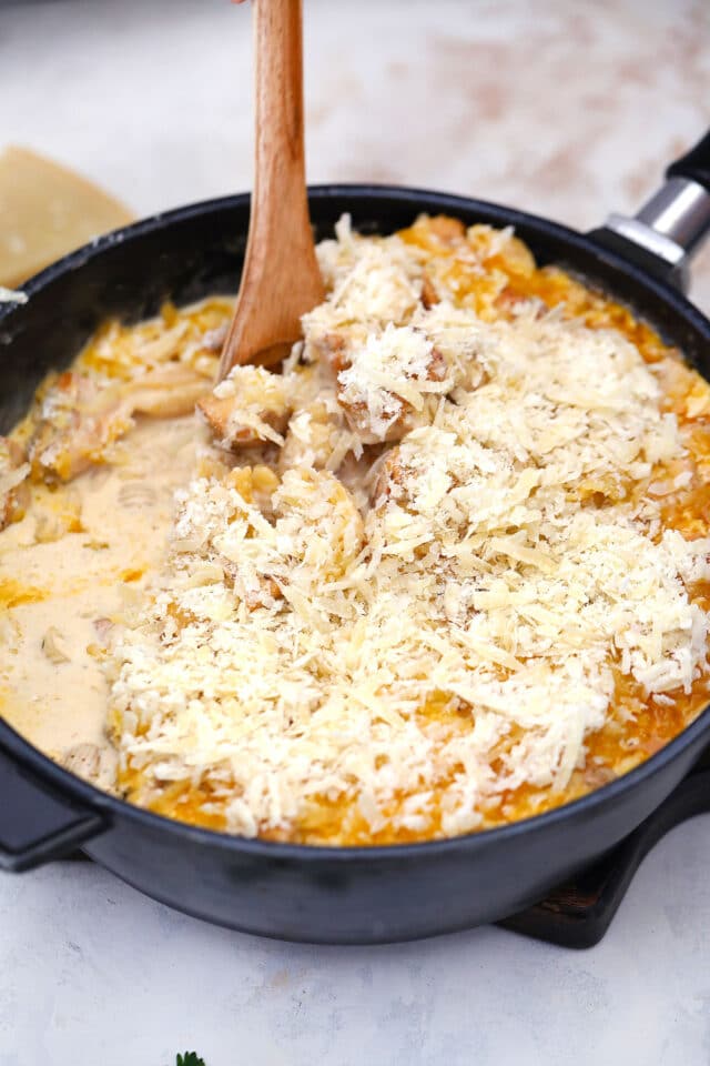 Cajun Chicken Alfredo Pasta is an easy one-pot dish, that is super creamy, cheesy and ready in 30 minutes. #onepan #pasta #alfredosauce #chickenrecipes #30minutemeals