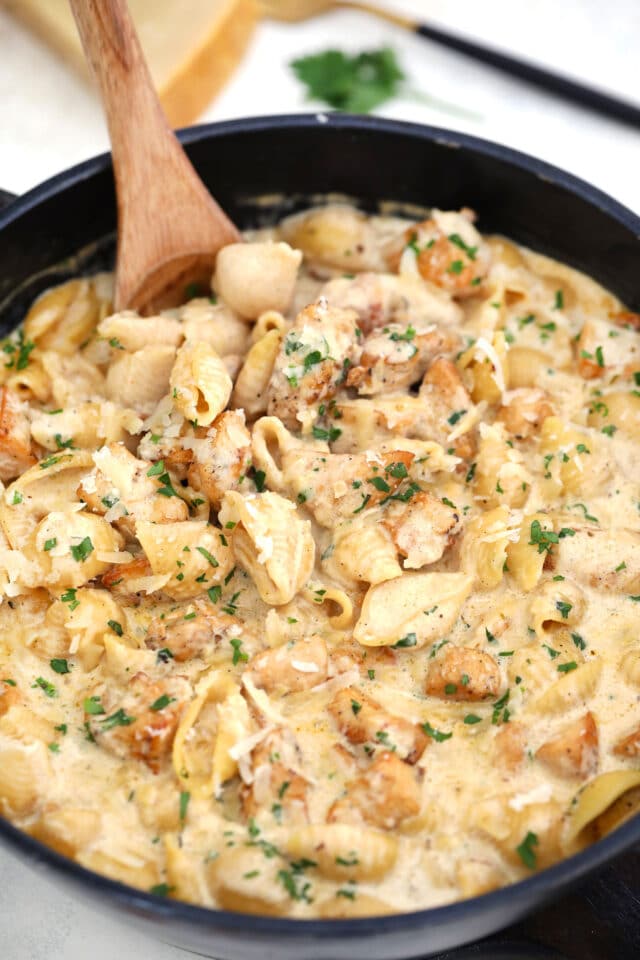 Cajun Chicken Alfredo Pasta is an easy one-pot dish, that is super creamy, cheesy and ready in 30 minutes. #onepan #pasta #alfredosauce #chickenrecipes #30minutemeals