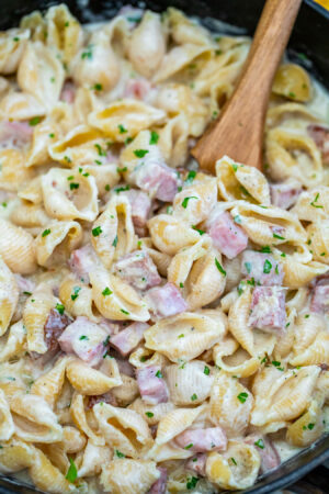 One Pan Ham and Cheese Pasta Recipe is creamy, cheesy and delicious and is ready in less than 30 minutes. #pasta #ham #cheese #30minutemeals #onepot