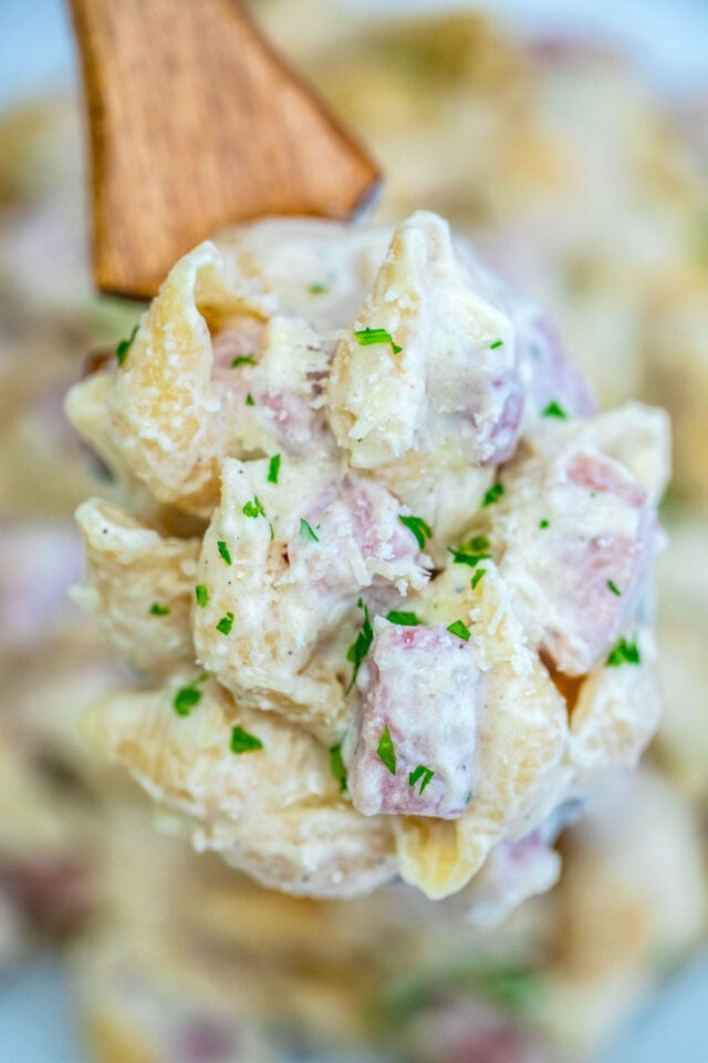 One Pan Ham and Cheese Pasta Recipe is creamy, cheesy and delicious and is ready in less than 30 minutes. #pasta #ham #cheese #30minutemeals #onepot