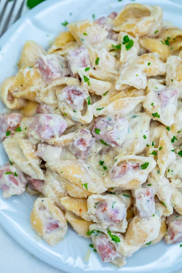 One Pan Ham and Cheese Pasta Recipe is creamy, cheesy and delicious and is ready in less than 30 minutes. #pasta #ham #cheese #30minutemeals #onepot