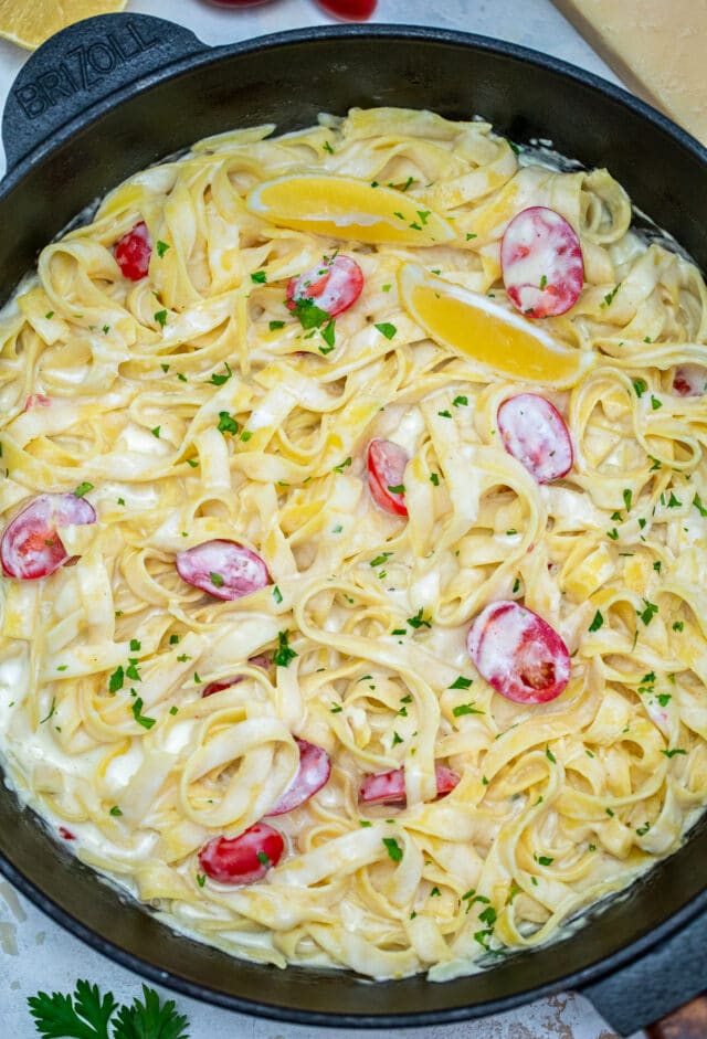 One Pot Garlic Parmesan Pasta is an easy family dinner made with pasta and soaked in a deliciously rich and creamy sauce. #onepan #onepot #pastarecipes #30minutemeals #dinnerideas