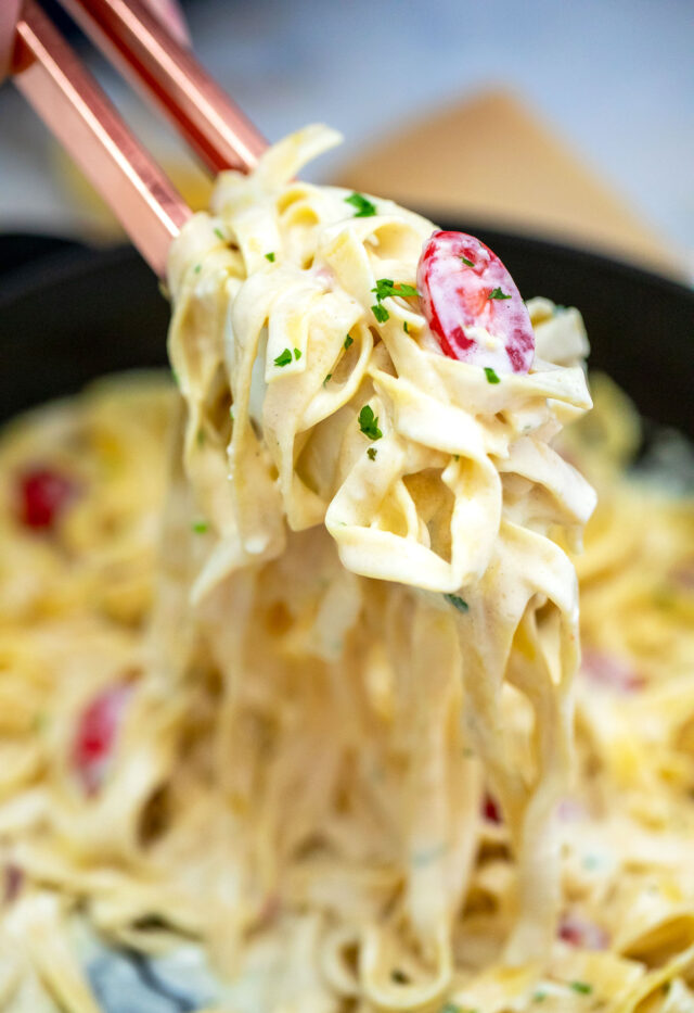 One Pot Garlic Parmesan Pasta is an easy family dinner made with pasta and soaked in a deliciously rich and creamy sauce. #onepan #onepot #pastarecipes #30minutemeals #dinnerideas