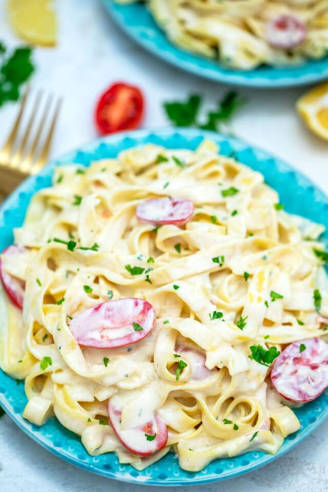 One Pot Garlic Parmesan Pasta is an easy family dinner made with pasta and soaked in a deliciously rich and creamy sauce. #onepan #onepot #pastarecipes #30minutemeals #dinnerideas