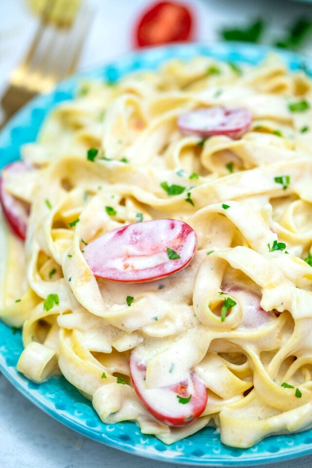 One Pot Garlic Parmesan Pasta is an easy family dinner made with pasta and soaked in a deliciously rich and creamy sauce. #onepan #onepot #pastarecipes #30minutemeals #dinnerideas