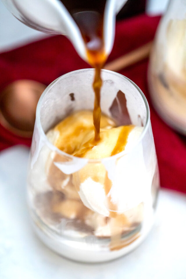 Affogato is a classic Italian dessert made with creamy vanilla ice cream and topped with a shot of fresh espresso. #affogato #baileys #drinks #stpatricksday #30minutemeals