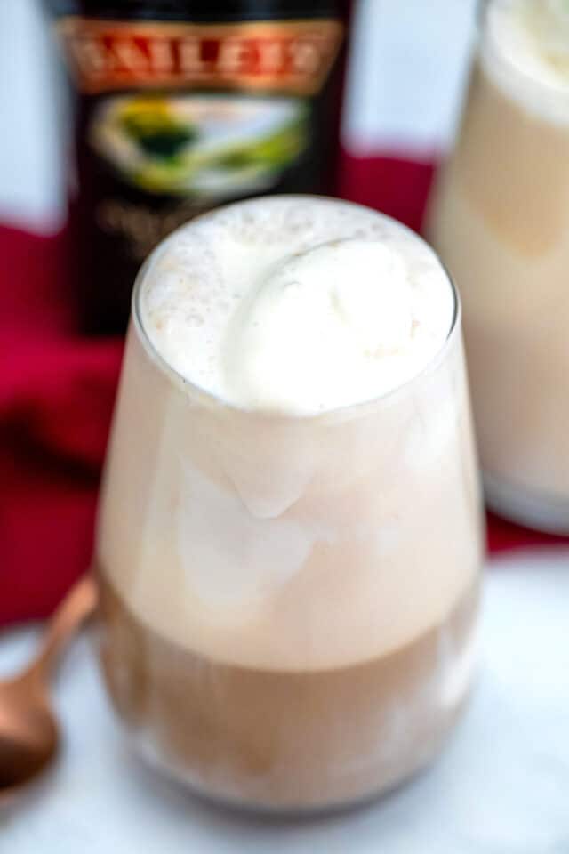 Affogato is a classic Italian dessert made with creamy vanilla ice cream and topped with a shot of fresh espresso. #affogato #baileys #drinks #stpatricksday #30minutemeals