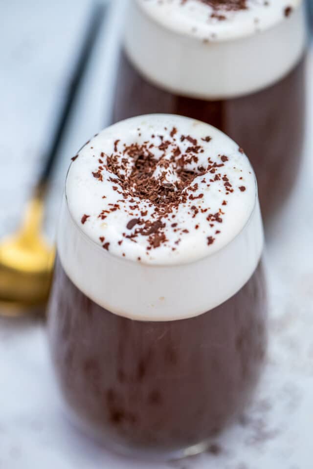 Irish coffee is a cocktail made of freshly brewed coffee, whiskey, maple syrup, and topped with whipped cream. #irishcoffee #cocktails #stpatrick #stpatricksday #30minutemeals