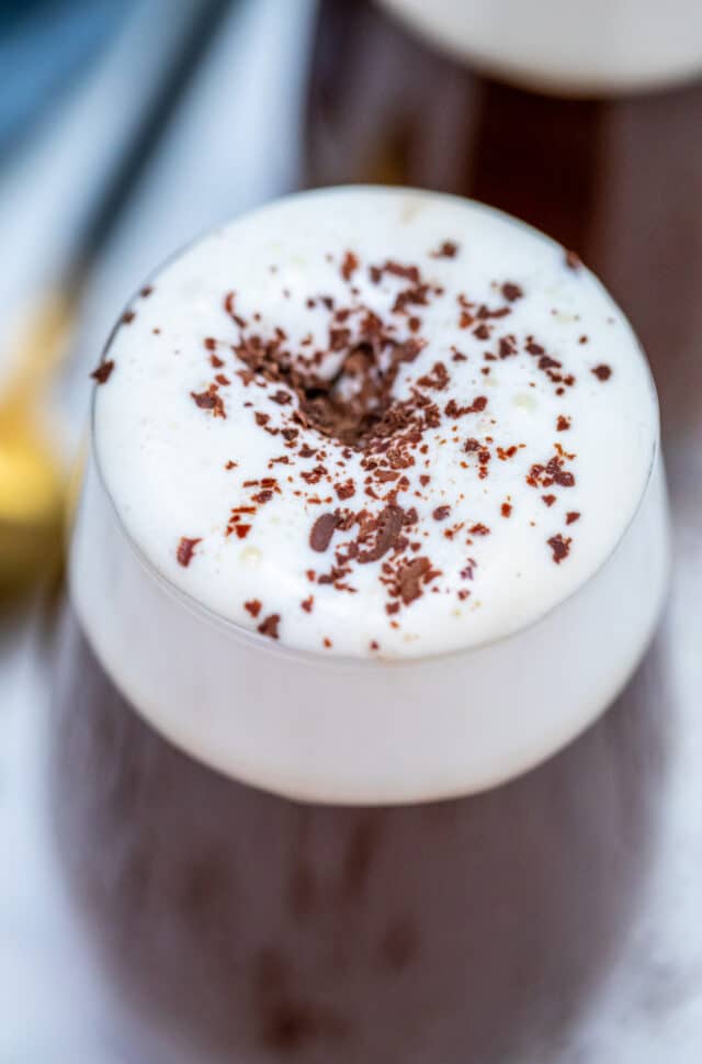 Irish coffee is a cocktail made of freshly brewed coffee, whiskey, maple syrup, and topped with whipped cream. #irishcoffee #cocktails #stpatrick #stpatricksday #30minutemeals