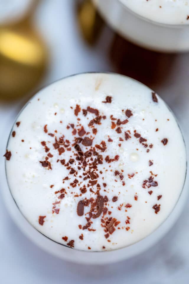 Irish coffee is a cocktail made of freshly brewed coffee, whiskey, maple syrup, and topped with whipped cream. #irishcoffee #cocktails #stpatrick #stpatricksday #30minutemeals