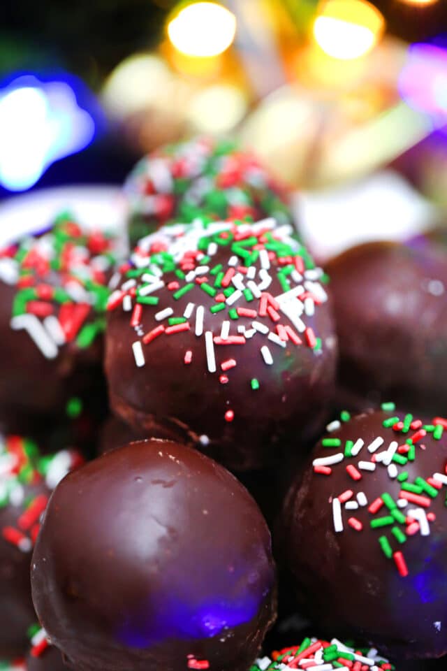 Peanut Butter Balls are super soft, loaded with peanut butter, and topped with a crisp chocolate cover. #peanutbutterballs #peanutbutter #christmasrecipes #christmasdesserts #30minutemeals
