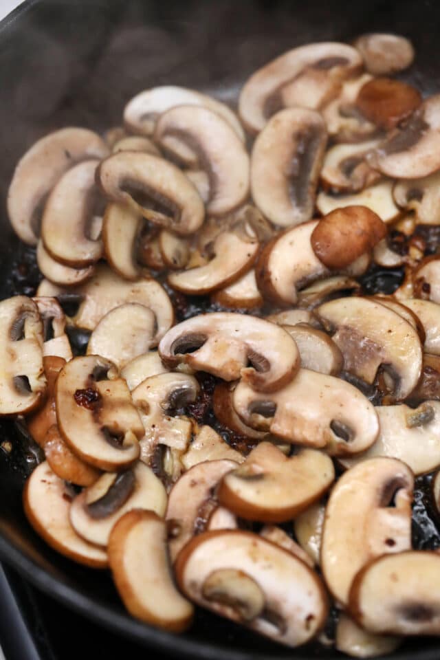 Chicken Marsala is a one-pan Italian inspired dish that is made with chicken and mushrooms in a rich Marsala based sauce. #chickenfoodrecipes #chickenmarsala #chickenrecipes #30minutemeals #easyrecipes