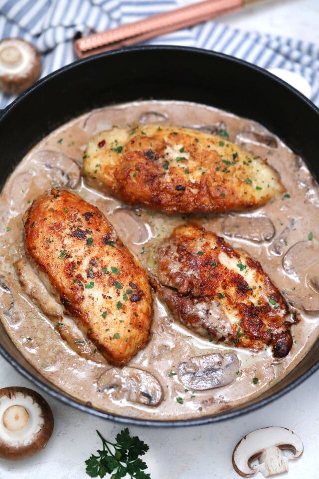 Chicken Marsala is a one-pan Italian inspired dish that is made with chicken and mushrooms in a rich Marsala based sauce. #chickenfoodrecipes #chickenmarsala #chickenrecipes #30minutemeals #easyrecipes