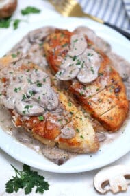Chicken Marsala is a one-pan Italian inspired dish that is made with chicken and mushrooms in a rich Marsala based sauce. #chickenfoodrecipes #chickenmarsala #chickenrecipes #30minutemeals #easyrecipes