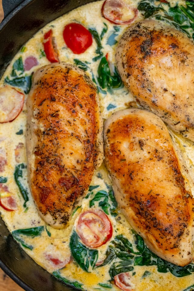 Creamy Tuscan Chicken is a one-pan recipe made with juicy seared chicken breasts soaked in the most delicious creamy sauce. #chickenrecipes #tuscanchicken #onepan #30minutemeals #chickenfoodrecipes