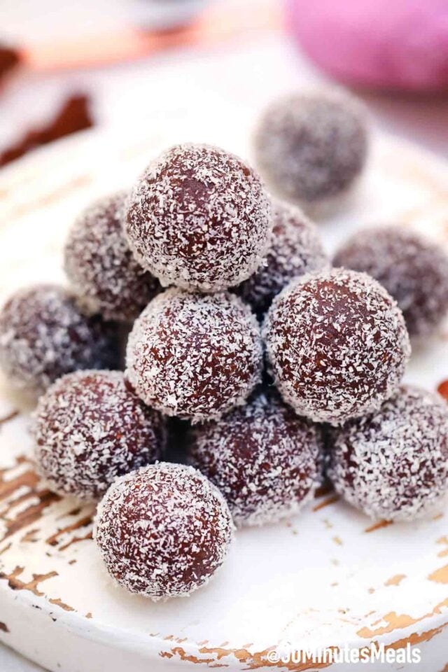 Coconut Rum Balls • The Wicked Noodle