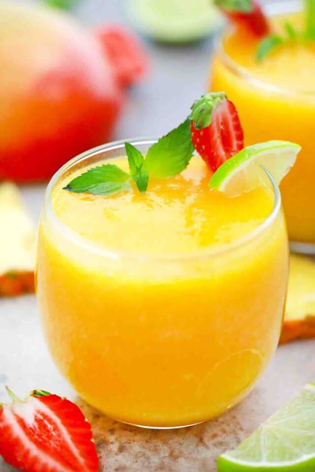 a glass of mango daiquiri