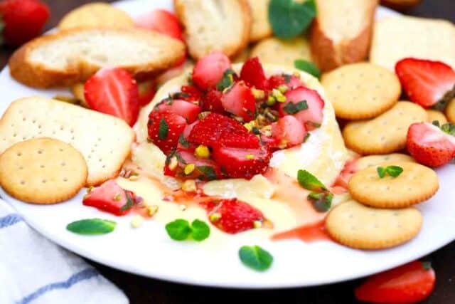 easy strawberry baked brie