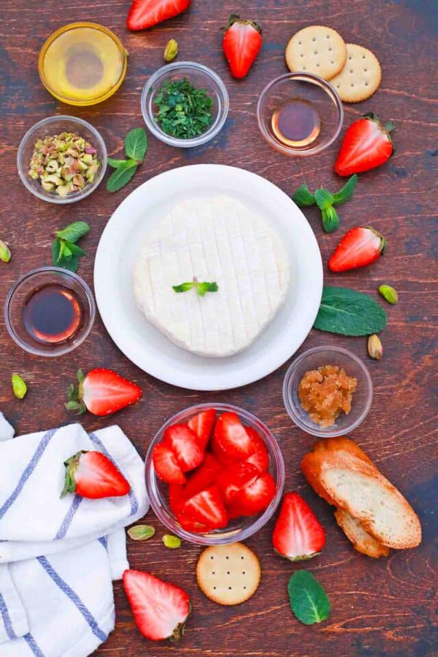 easy strawberry baked brie ingredients